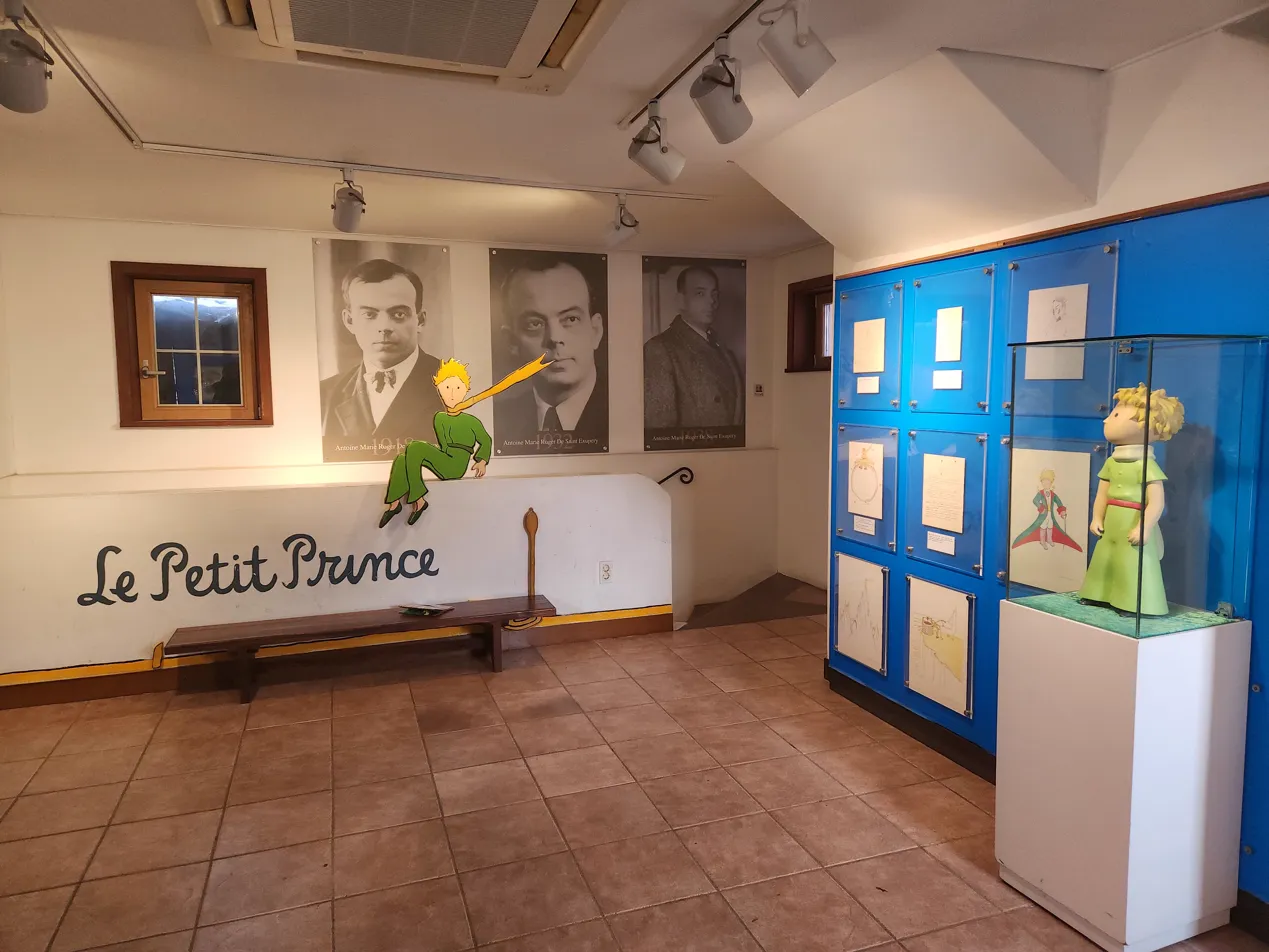 생텍쥐페리 기념관 내부 — 'Le Petit Prince' 글자와 작가 흑백 사진, 어린왕자 전시물