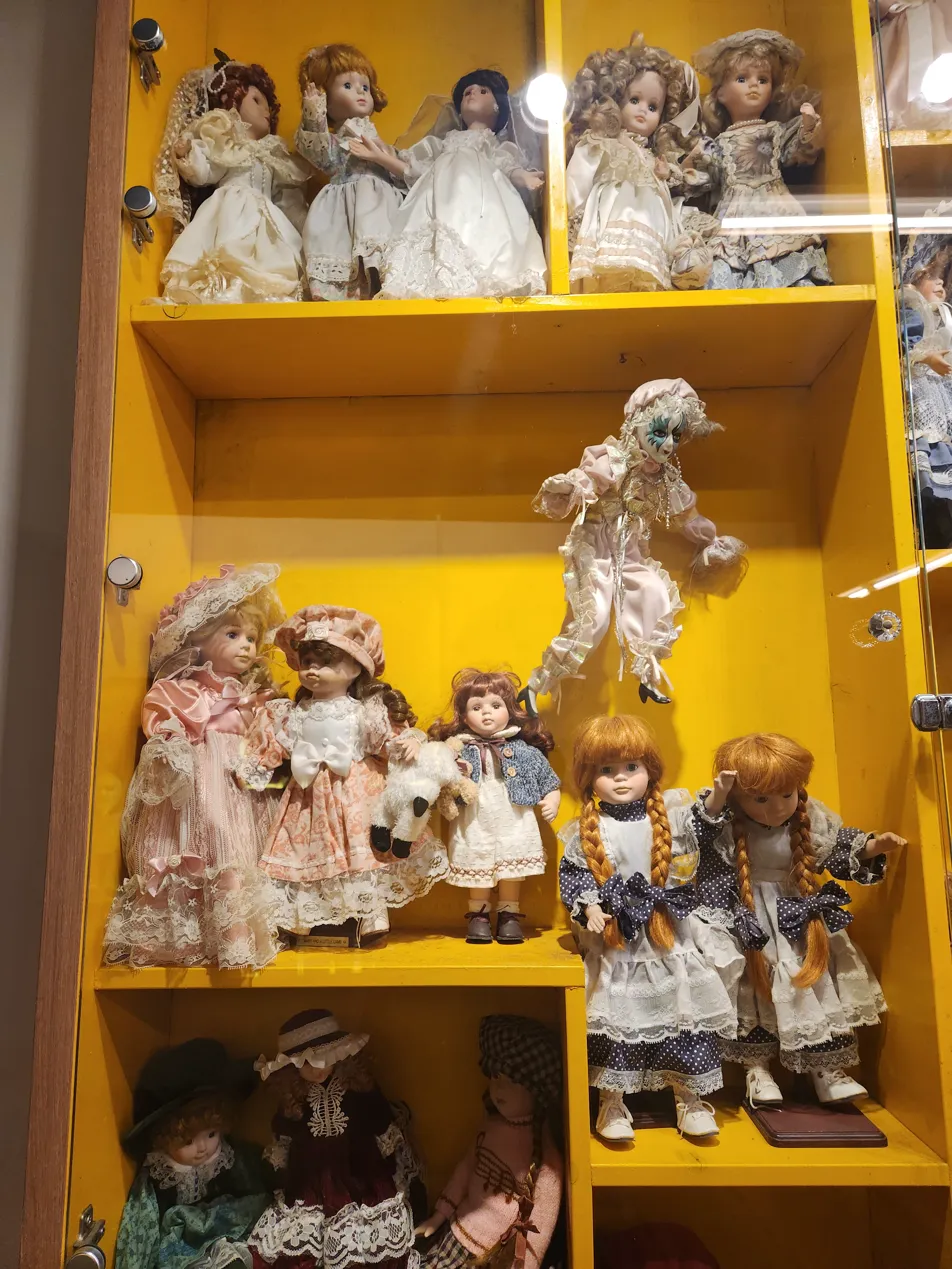 레이스 드레스를 입은 도자기 인형과 마리오네트 등 유럽 인형 컬렉션 클로즈업