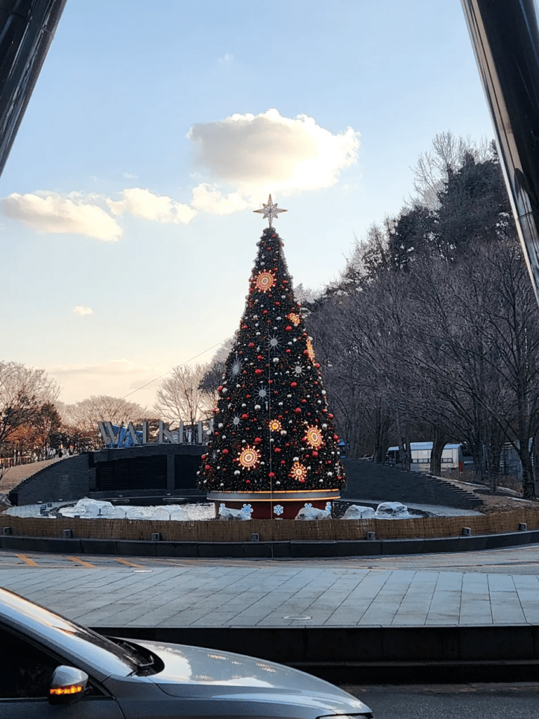 그랜드 워커힐 야외 로터리의 대형 크리스마스 트리와 뒤편 WALKERHILL 조형물